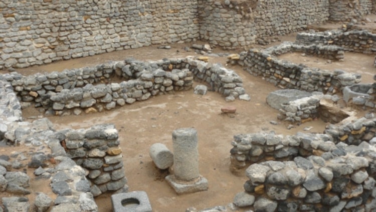 اكتشاف قنوات مائية تعود للفترة الإسلامية المبكرة في مدينة فيد الأثرية بحائل