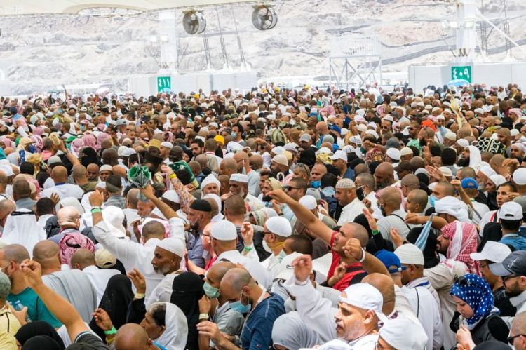 حجاج بيت الله الحرام يرمون الجمرات ثاني أيام التشريق