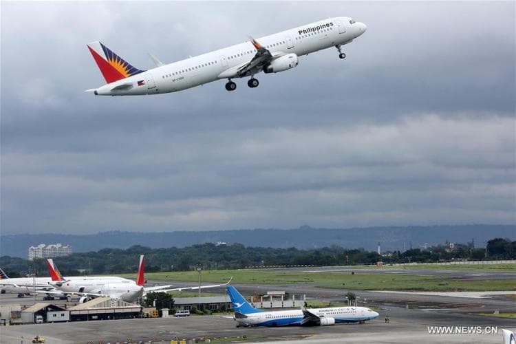 رفع طائرة تعرضت للانزلاق على مدرج بمطار مانيلا