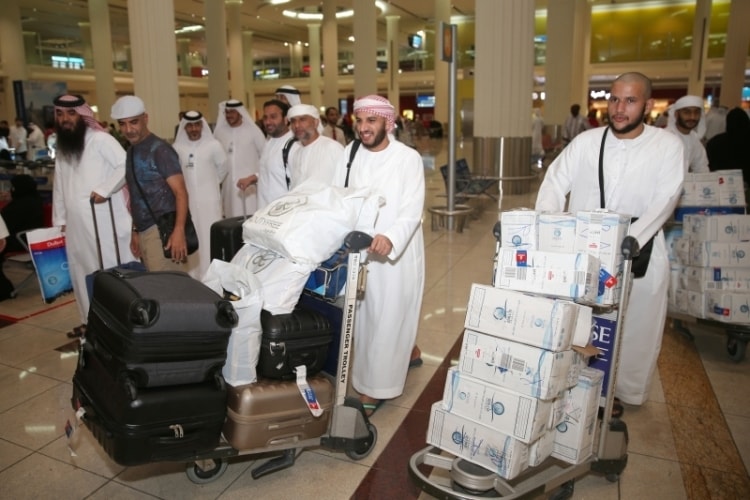 مطارات الإمارات تستقبل الحجاج بالورود والهدايا