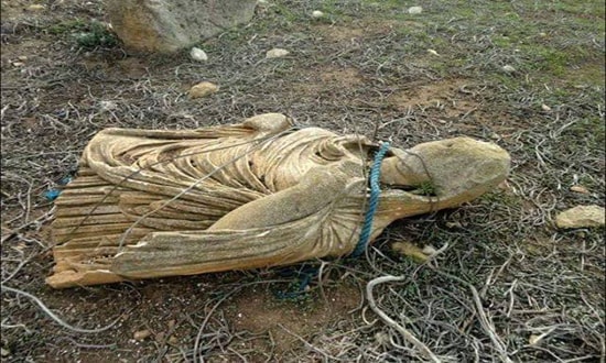 ترك العيد ويسرق تمثال جنائزي آثرى من مدينة الآثار شحات الليبية