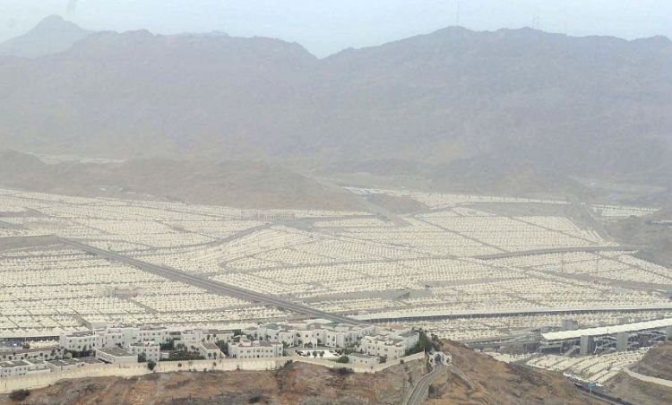 حجاج بيت الله الحرام يتوافدون إلى مشعر منى لقضاء يوم التروية