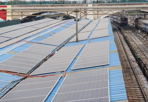 أكبر شبكة سكك حديد في آسيا أصبحت تعمل بالطاقة الشمسية بمساعدة الولايات المتحدة