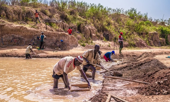 الجمع بين التنقيب عن الماس في أفريقيا ودعم المجتمعات المحلية