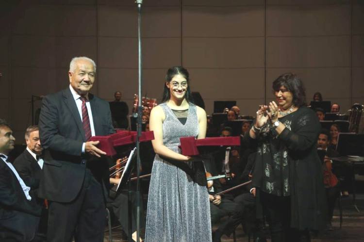 وزيرة الثقافة تكرم عازفة الفيولينة سلمى ويونسخان فى الاوبرا