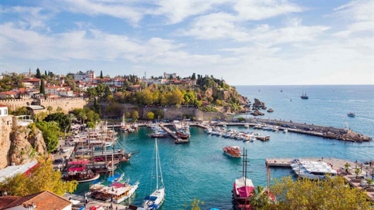 أنطاليا التركية تسعى لتحطيم رقم قياسي لاستقبال 14 مليون سائح