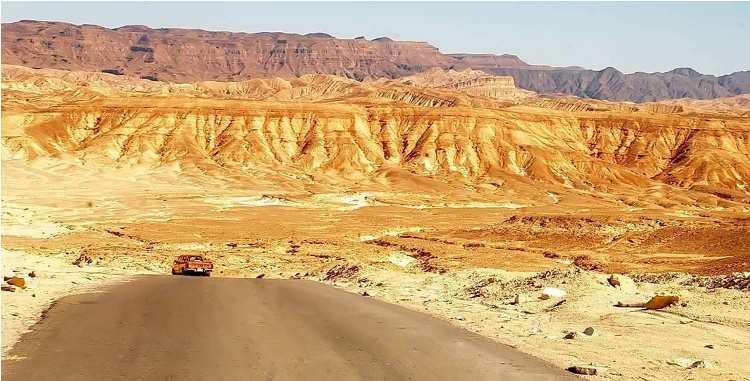أثرى يرصد معالم الطريق من أبو زنيمة إلى سرابيط الخادم