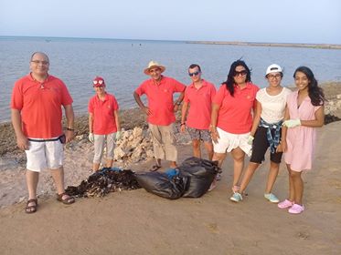 بالصور تنظيف شاطىء منتجع رويال بيتش ريزروت بالتعاون مع روتارى الجونه