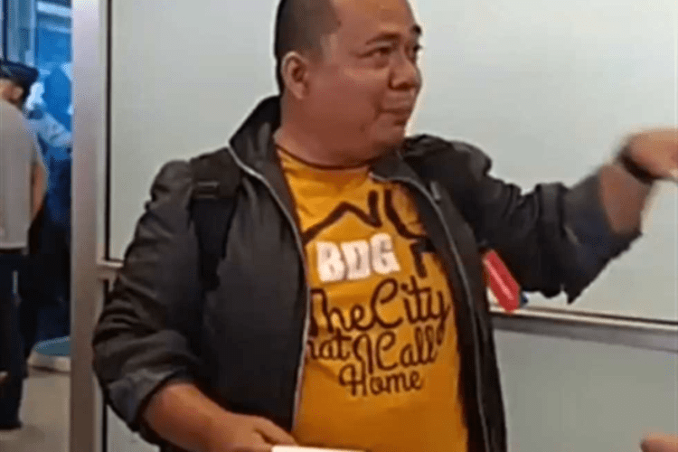 الناجي الوحيد من «الطائرة الإندونيسية» المنكوبة .. الزحام انقذ حياته!