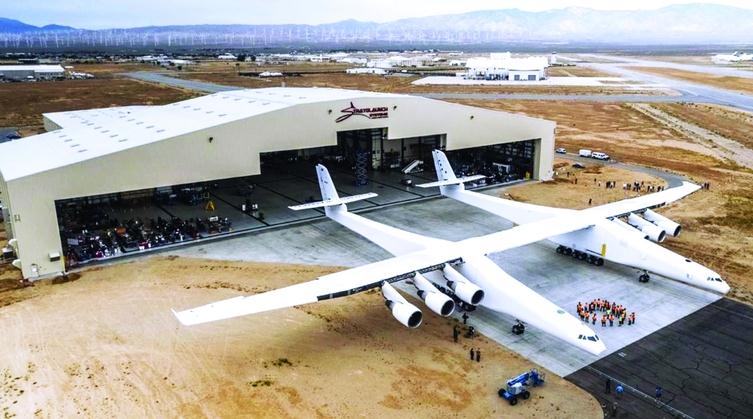أضخم طائرة في العالم تجتاز اختبار السير على المدرج بنجاح