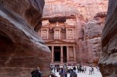 السيول فى البتراء الاثرية الأردنية تطرد آلاف السياح