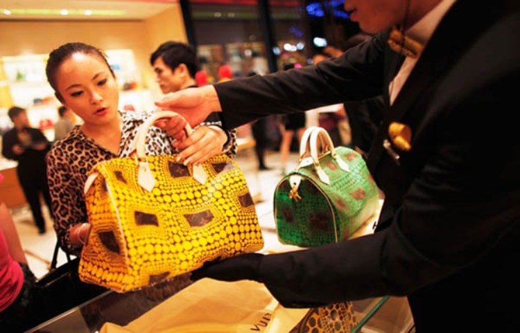 تقرير: السائحات الصينيات يتفوقن على نظرائهن الرجال في السفر المستقل إلى الخارج