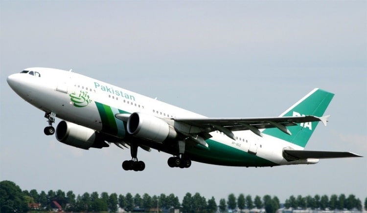 طائرة ركاب باكستانية تضرب أخرى في مطار كراتشي