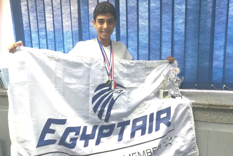 مصرللطيران تجدد رعايتها لبطل الاسكواش المصري عبدالله عمرو عادل