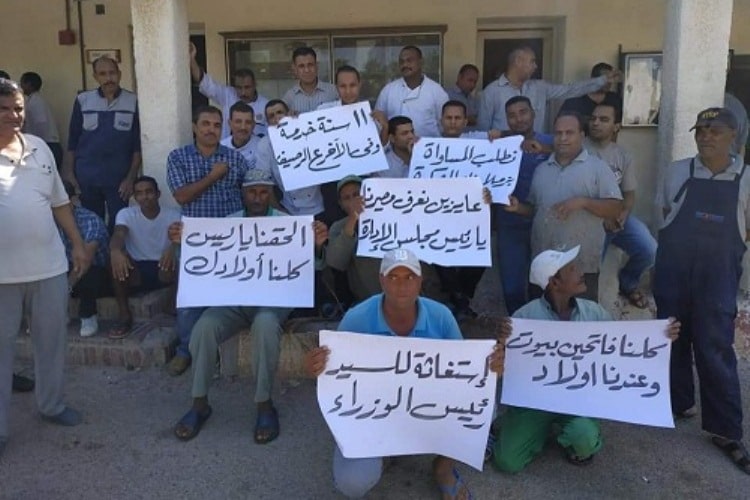 عمال قرية مجاويش فى مهب الريح بعد قرار الإستغناء عنهم