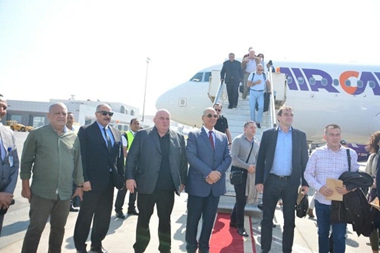 بالصور.. محافظ البحر الأحمر يستقبل رئيس المجلس النيابى الصربى والوفد المرافق له بمطار الغردقة الدولى