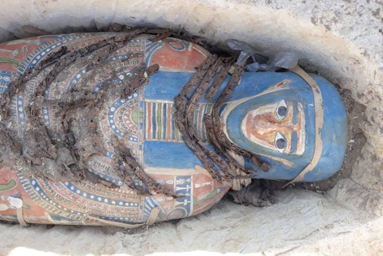 اكتشاف دفنات أثرية بداخلها 8 توابيت بدهشور