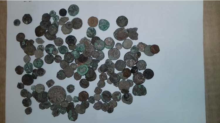 ضبط ٦٢٠ عملة اثرية بمطار برج العرب الدولى