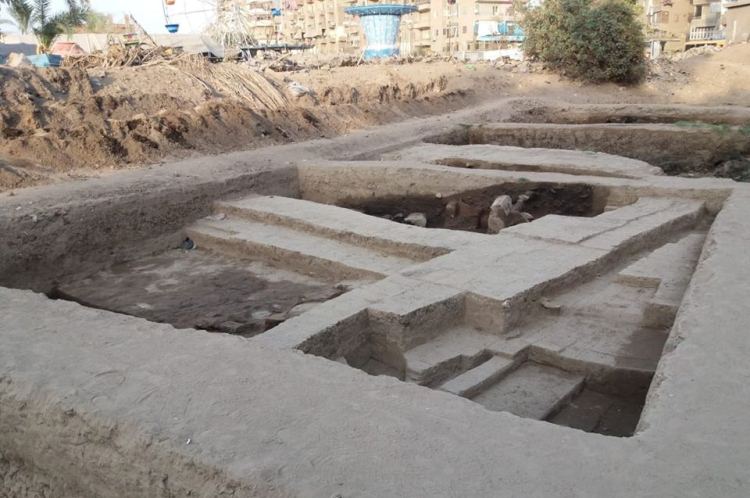 الكشف عن أحجار منقوشة بمعبد الشمس في منطقة آثار المطرية