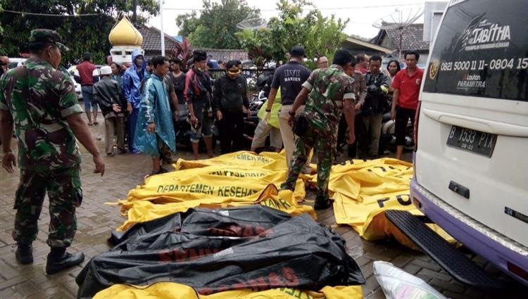 بالفيديو ... 168 قتيلا جراء تسونامي ضرب السواحل الغربية لإندونيسيا