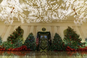 سحر موسم الأعياد يتلألأ بالأنوار في أروقة البيت الأبيض