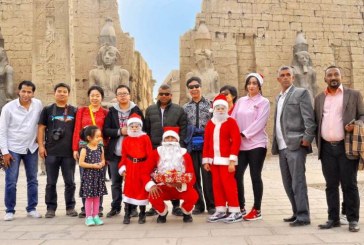 بالصور .. إستمرار حملة توزيع هدايا ” بابا نويل ” على السائحين بالأقصر رغم حادث المريوطية الإرهابى الغادر