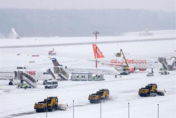 الثلوج الكثيفة تحاصر آلاف الركاب في مطار بجنوب غربي الصين