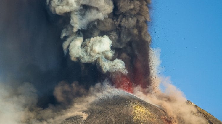 إغلاق مطار كاتاني بسبب بركان جبل إتنا