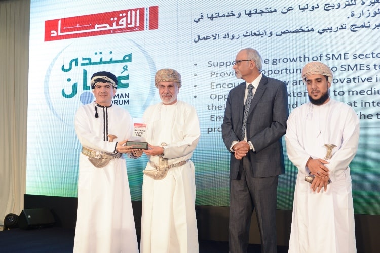 سياحة السلطنة تحصد جائزة عالم الاقتصاد والأعمال للإجادة في دعم المؤسسات الصغيرة والمتوسطة