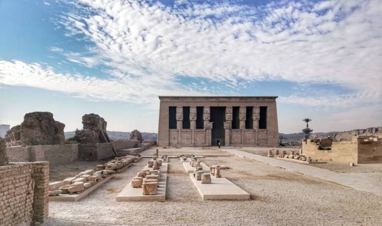 وزيرة الآثار تبدأ مشروع تطوير المنطقة المحيطة لمعبد دندرة بقنا