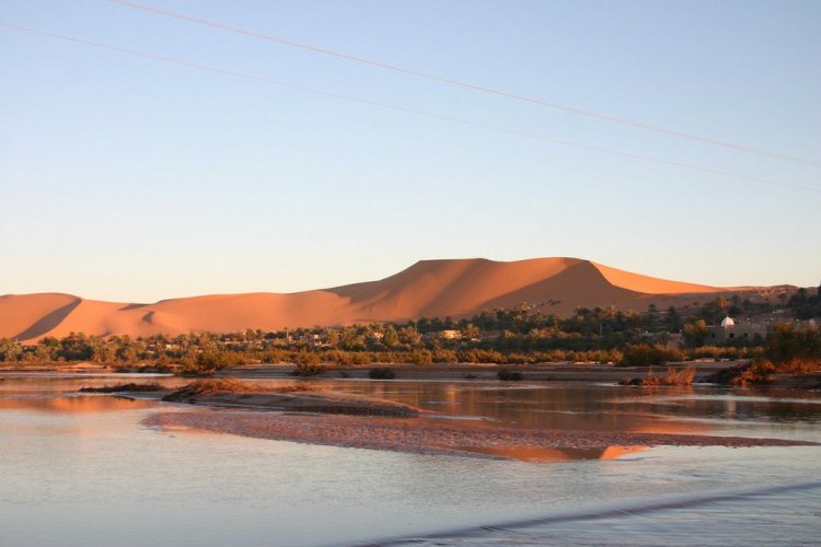 آلاف السياح الوطنيين يتدفقون على تاغيت وبني عباس بالجزائر