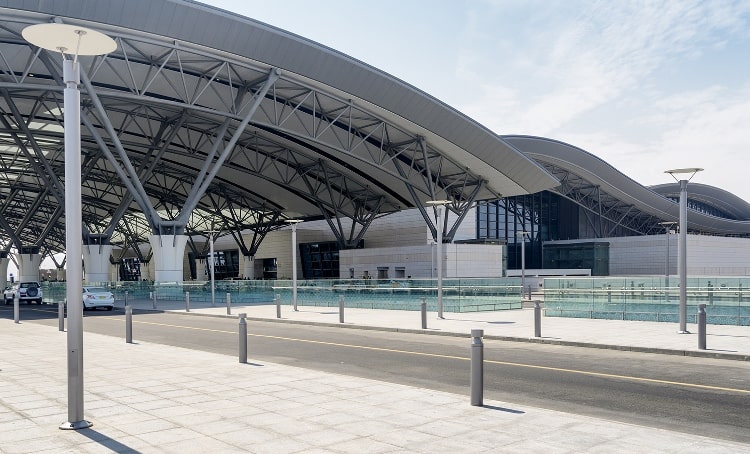 مطار مسقط يُنافِس على لقب الأفضل عالمياً