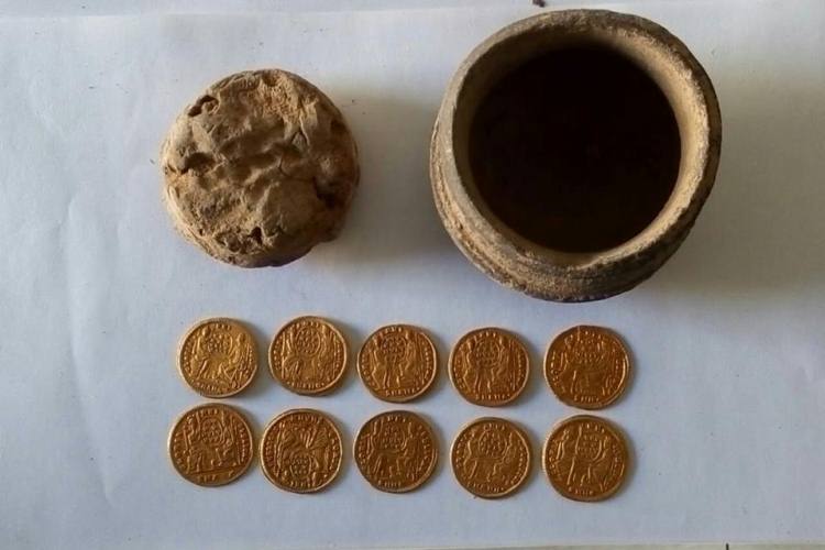 العثور على عملات ذهبية تعود للعصر البيزنطى بمنطقة عين السبيل بالداخلة