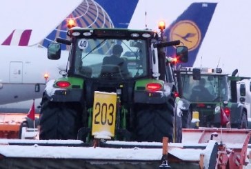 video -At Munich Airport over 600 employees work with special equipment to battle ice and snow