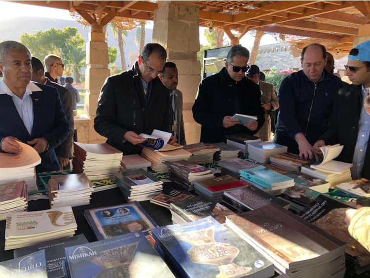 وزير الآثار يتفقد معرضاً للكتب المخفضة بأسوان
