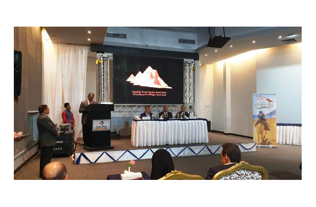 غرفة السياحة .. محافظ البحر الاحمر يستجيب لمطالبهم ويقرر حلول فورية لمشكلات مرور السياح الى قنا والاقصر 