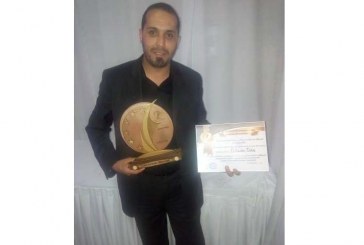  تكريم الفنان التشكيلي الأمازيغي “البشير الطاهري” بدرع الإبداع بالعاصمة الفرنسية باريس