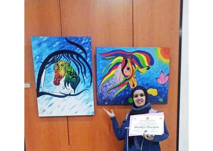 الفنانة التشكيلية خديجة مودن .. تكشف عن موهبتها في تصميم اللوحات