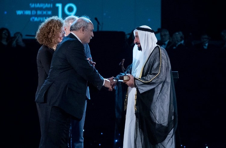 الشيخ سلطان القاسمي يتسلم من اليونيسكو راية الشارقة العاصمة العالمية للكتاب 2019