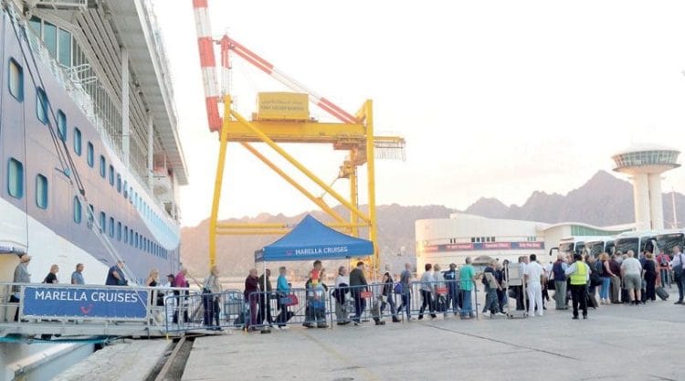 1600 سائح بين ميناء السلطان قابوس ومطار مسقط الدولي خلال يومين