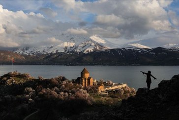 جزيرة أقدمار بتركيا تجمع أجواء الفصول الأربعة