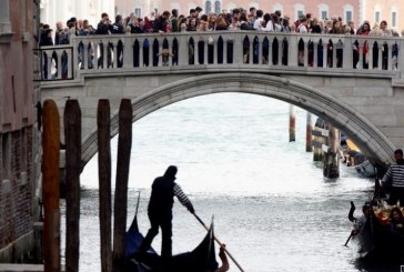 البندقية تشدد العقوبات والمراقبة على فتيات الليل والسائحين السكاري في حملة لفرض النظام العام