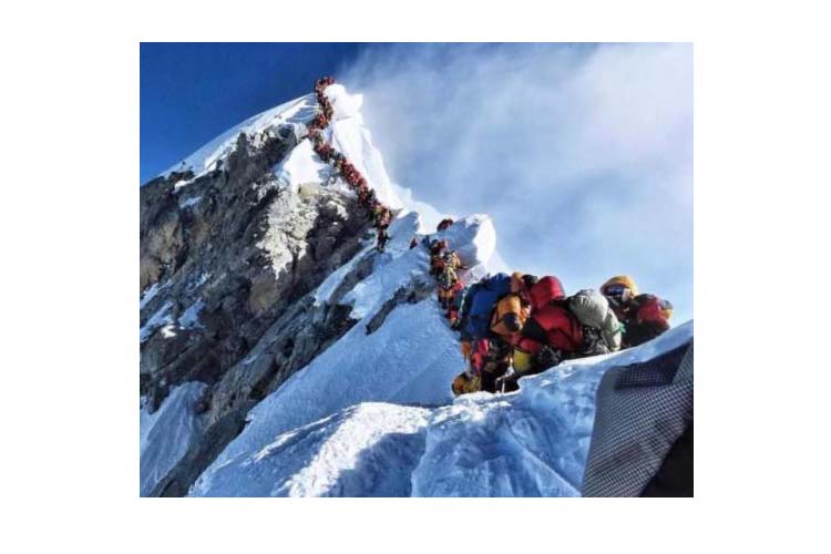 مصرع 14 متسلقا على قمة ايفرست بسبب