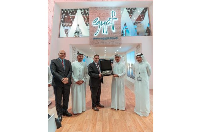 رئيس تنشيط سياحة مصر يلتقي وزير اقتصاد الامارات و عددا من منظمي الرحلات بسوق السفر العربي بدبي