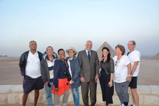 عقب حادث الجيزة.. وزيرة السياحة تزور السائحين وتصطحب مجموعة منهم في جولة بمنطقة الأهرامات