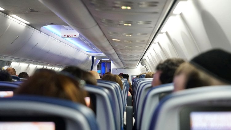 خلل فني بطائرة ركاب يعرض المسافرين للاختناق