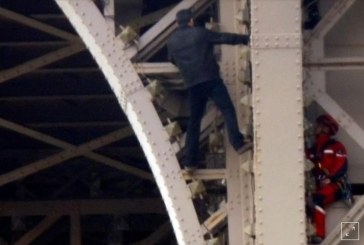 إخلاء برج إيفل بباريس بعد تسلق رجل للمزار