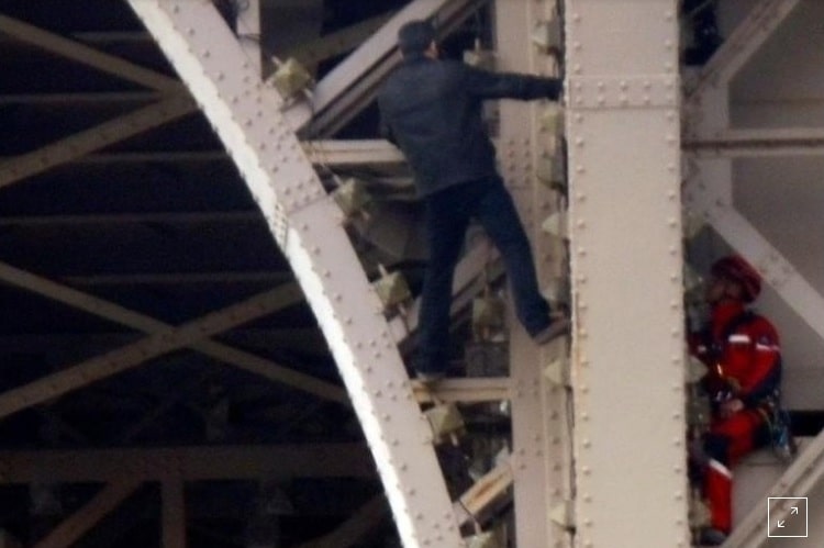 إخلاء برج إيفل بباريس بعد تسلق رجل للمزار