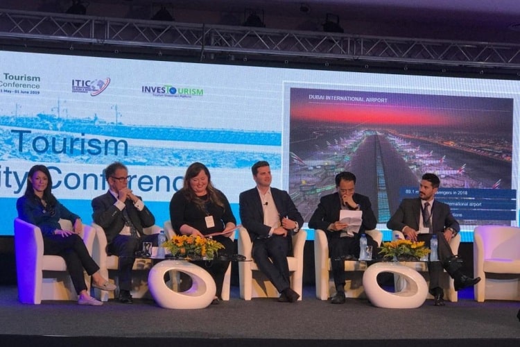 وزيرة السياحة المصرية تقدم عرضا تقديميا في جلسة نقاشية بعنوان