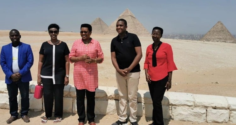 حرم رئيس بورندي تزور منطقة اثار الهرم